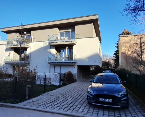 ein Haus mit Einfahrt